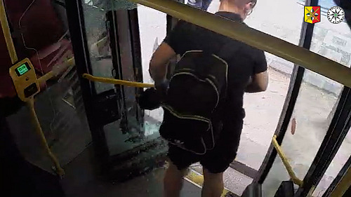 Naštvaný cestující prokopl skleněnou výplň dveří autobusu.