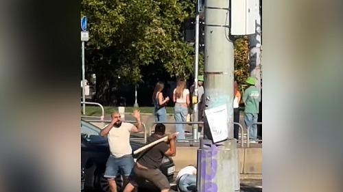 Hromadná bitka v centru Prahy. Létaly pěsti i násada od krumpáče