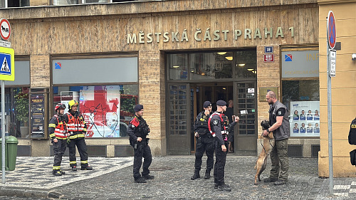 Policejní zásah kvůli výhružce bombou úřadu ve Vodičkově ulici na Praze 1. (1....