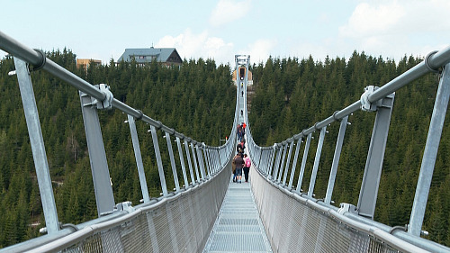 Nejdelší lávka světa Sky bridge 721 se otevírá v Dolní Moravě