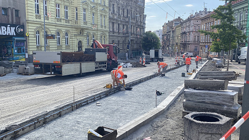 Přestavba Americké ulice v centru Plzně je v plném proudu. (21. července 2026)