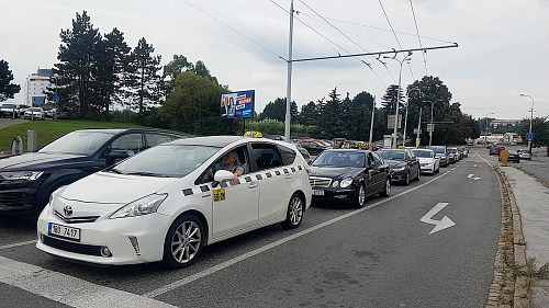 Necelá stovka nespokojených taxikářů vyrazila do brněnských ulic