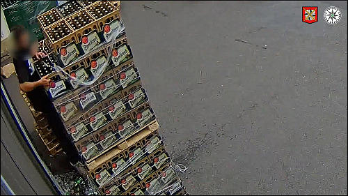 Pivní sázka se zvrtla. Zloděj se dvakrát zřítil z přepravek