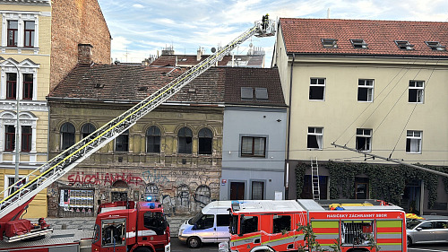 Záchranáři zasahují u zřícené budovy v aténské turistické čtvrti Plaka, kde si...