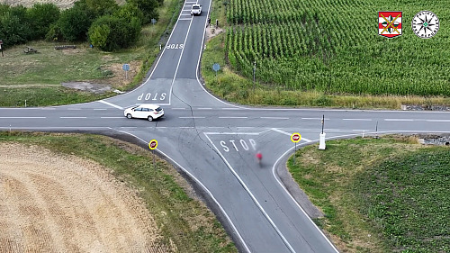 Šoféři ignorovali stopku na křižovatce, natočil je dron