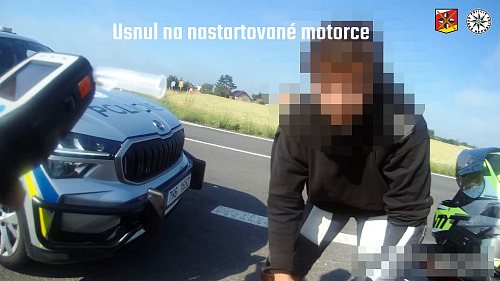 Motorkář, který usnul v křižovatce, nadýchal 2 promile