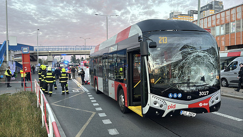 Nehoda autobusu MHD a chodce v Opatovské ulici v Praze (7. října 2026)