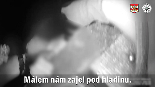 Policisté tahali z vody opilého muže, mohl se utopit