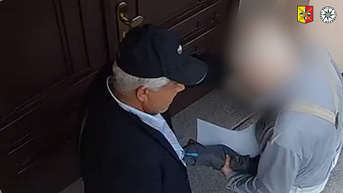 Muž v kšiltovce obral devadesátileté seniory o zlaté pruty