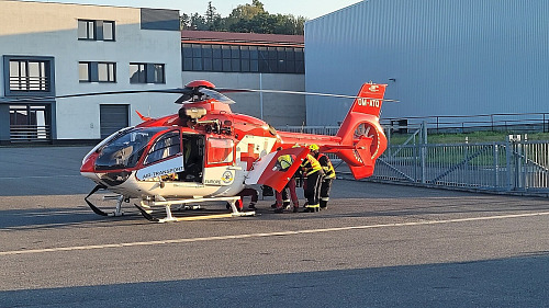 Záchranářský vrtulník při zásahu u tragické nehody ve Frenštátě pod Radhoštěm...
