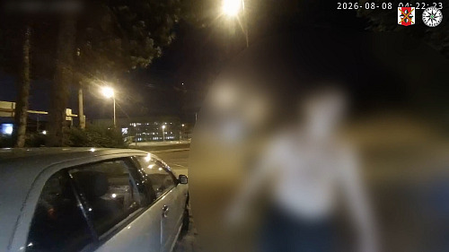 Řidič bez pneumatiky a s 2,48 promile napadl policisty