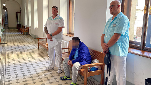 Tomáše B. přivezli k soudu z psychiatrické nemocnice. Narkoman podle obžaloby...