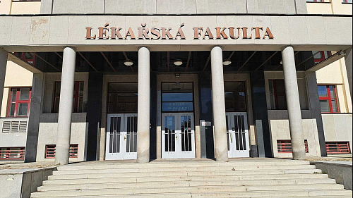 Budova Lékařské fakulty Univerzity Karlovy v Hradci Králové je k mání, Hradec...