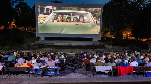 Letní kino v Turnově promítá místo plátna na zadní prohnutou stěnu budovy...