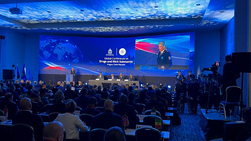 V Praze začala globální protidrogová konference Interpolu. Policejní elita ze...