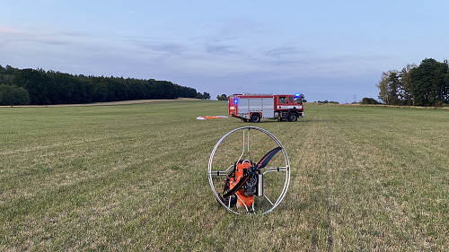 Mladý paraglidista se zřítil na okraji Plzně a nyní je v kritickém stavu. (13....