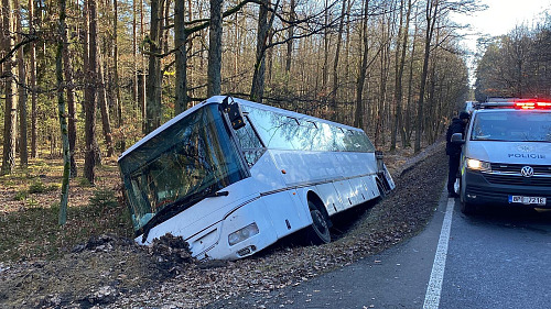 Opilý a zdrogovaný muž ukradl autobus a havaroval s ním na silnici mezi Plzní a...