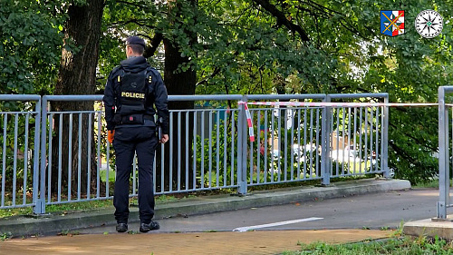 V prostějovském parku ležel mrtvý muž. Policie vyšetřuje, zda nešlo o násilnou...