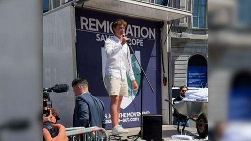 Adam Šejna v Bruselu mluvil na demonstraci krajní pravice