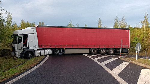 Havarovaný nákladní automobil zablokoval sjezd z dálnice D7 u Droužkovic na...