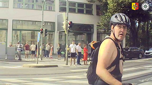 Policie pátrá po cyklistovi, který pěstí rozbil sklo u auta