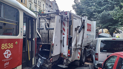 Provoz v ulici Moskevská zastavila srážka tramvaje a popelářského vozu, nehoda...