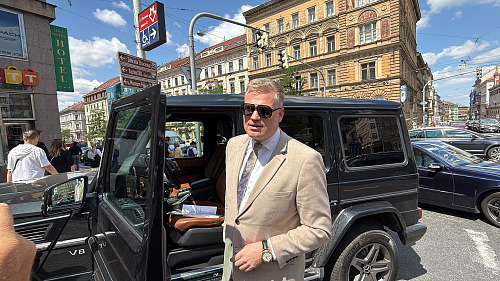 Poslanec Filip Turek u svého vozu, kterým v centru Prahy narazil do...