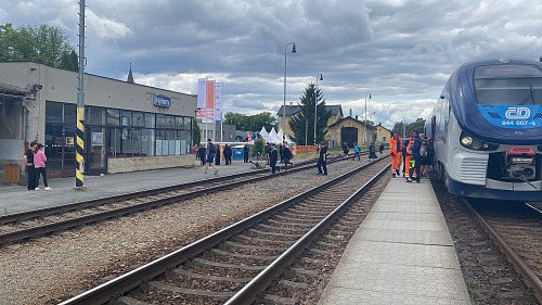 Správa železnic zahájila přestavbu úseku mezi Plzní, Nýřany a Chotěšovem....