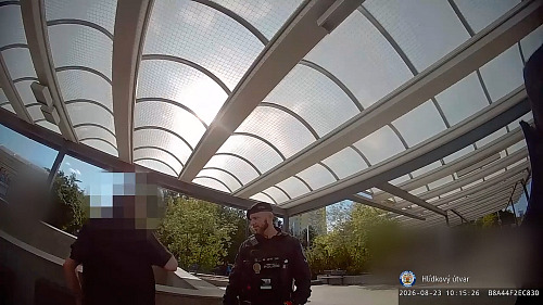 Strážníci pražské městské policie řešili opilého muže na zastávce Skalka