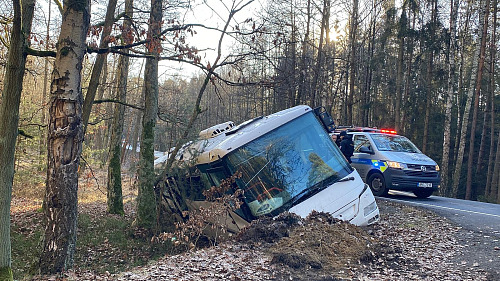 Opilý a zdrogovaný muž ukradl autobus a havaroval s ním na silnici mezi Plzní a...