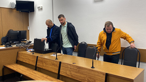 Martin Šlajer a Alois Krátký (zleva) u Okresního soudu v Tachově (11. února...
