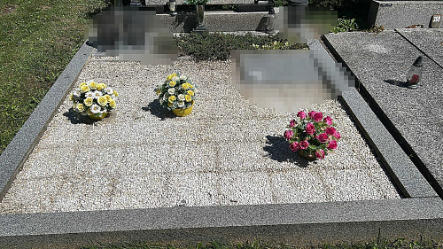 Hrob na jihlavském Ústředním hřbitově po nájezdu zloděje. Zůstaly na něm jen...