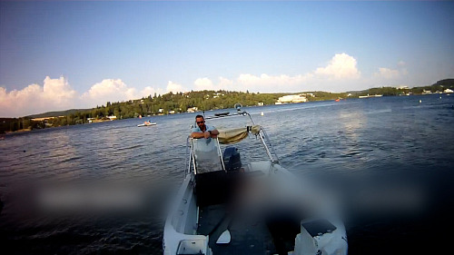 Vítr a velké vlny srazily dva paddleboardisty do vody