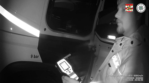 Opilý řidič kamionu na D2 a ujíždějící opilý šofér zaměstnali jihomoravské...