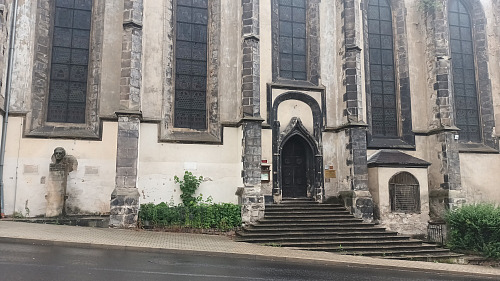 V městské památkové zóně v Krupce na Teplicku začala oprava čelní fasády...