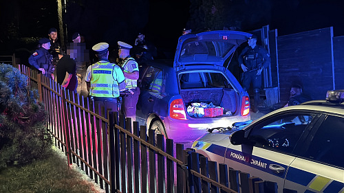 Policie pronásledovala ujíždějící fabii, řidiče se podařilo dostihnout. (25....