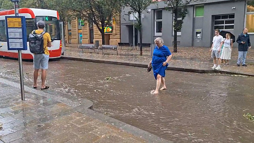 Centrum Brna překvapil přívalový déšť a kroupy