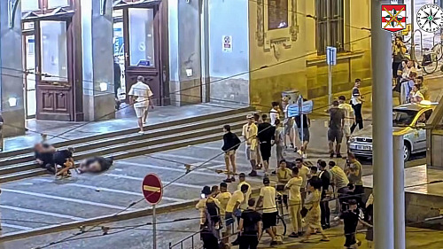 Policisté prověřuji bitku před budovou brněnského hlavního vlakového nádraží.