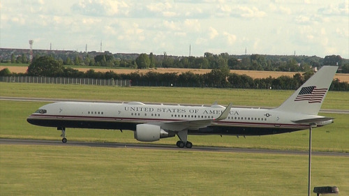 Na pražské Ruzyni přistál americký vládní Boeing v nových barvách Air Force One