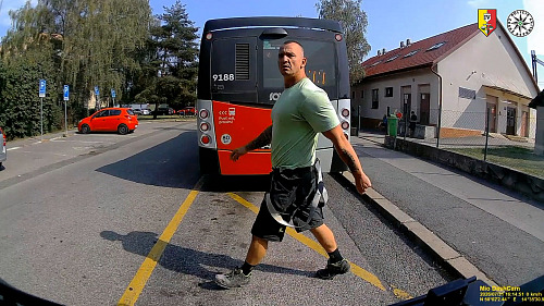 Policisté hledají muže, který rozbil okno autobusu
