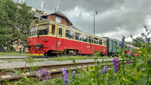 Souprava motorových vozů řady 810 (M152.0) KŽC s vloženým služebním vagonem ve...