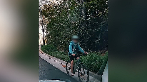 Nebezpečné video z Plzně: Školák jel cyklopruhem proti autům.
