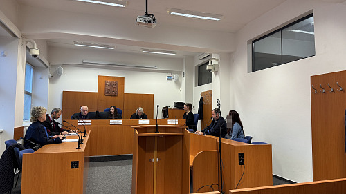 Ženu z Chrudimska soudí za pokus o vraždu, svého partnera bodla nožem do...
