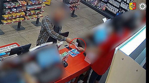 Kriminalisté dopadli muže, který opakovaně platil za své nákupy falešnými...
