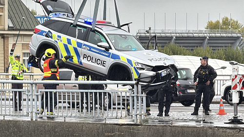 V sobotu ráno spadlo policejní auto z Hlávkova mostu v Praze do Vltavy. (10....