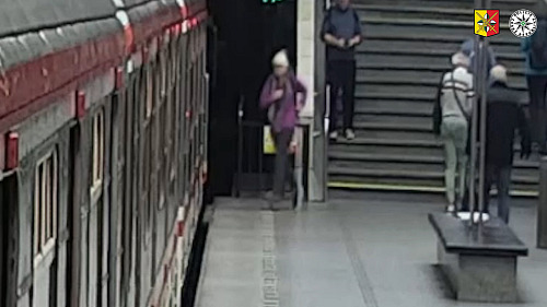 Kriminalisté pátrají po útočníkovi z metra B, mezi Florencí a Křižíkovou napadl...