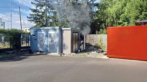 Požár trafostanice v Milovicích si vyžádal tři zraněné. (11. července 2025)