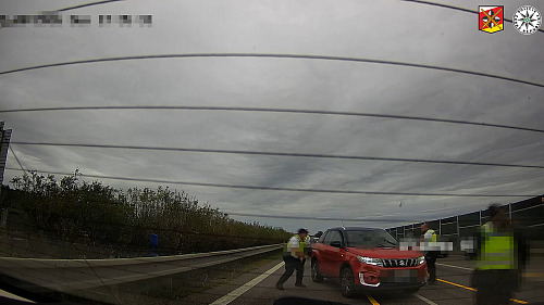 Na D11 u Hradce zadrželi auto, které muž sebral řidičce