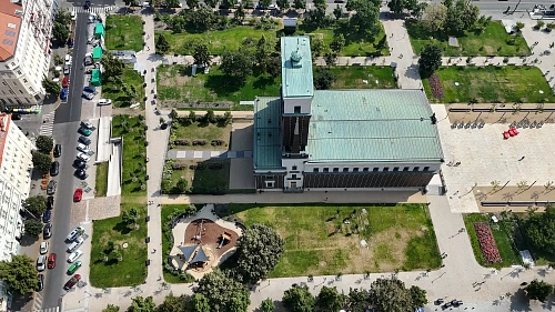 Zrekonstruované náměstí Jiřího z Poděbrad v Praze na Vinohradech pohledem z...