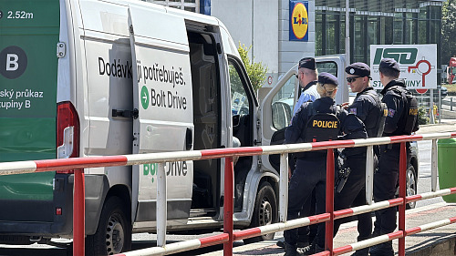 Policisté v pražské Uhříněvsi zastavili dodávku a nalezli v ní podezřelé věci....